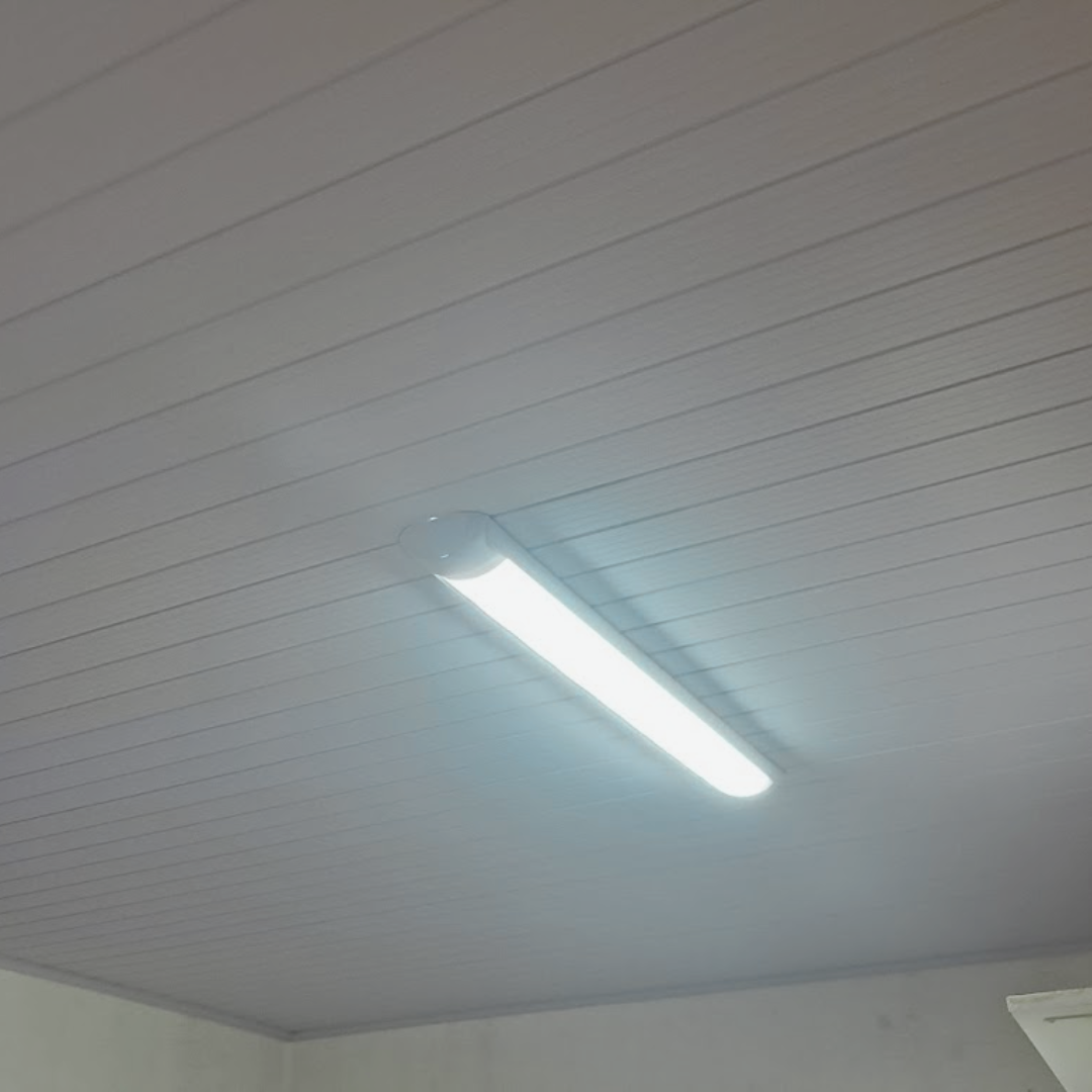 Forro de PVC branco com luminária tubular